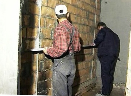 Как исправить неровности стен и потолков